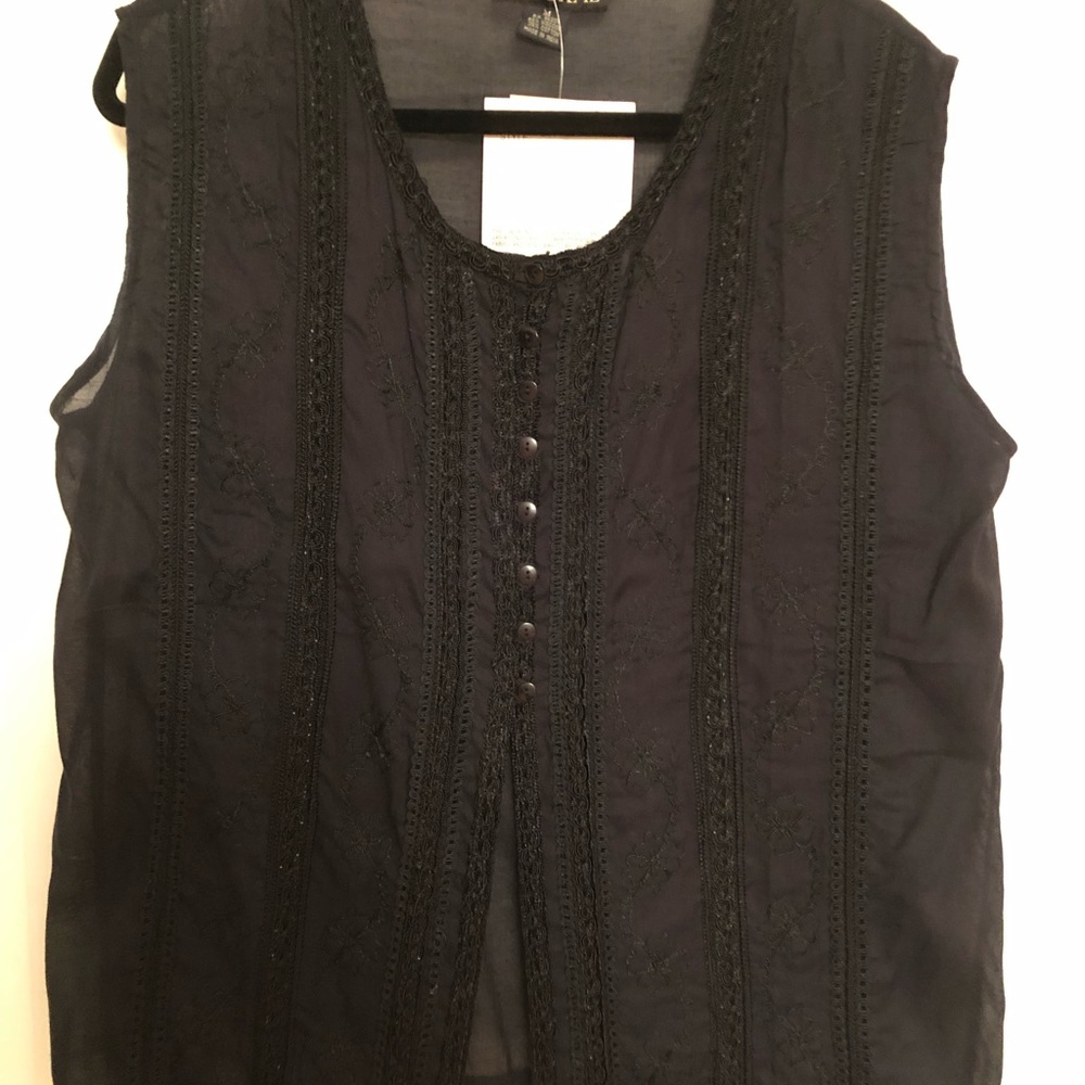 Blouse in lightweight material and intricate front